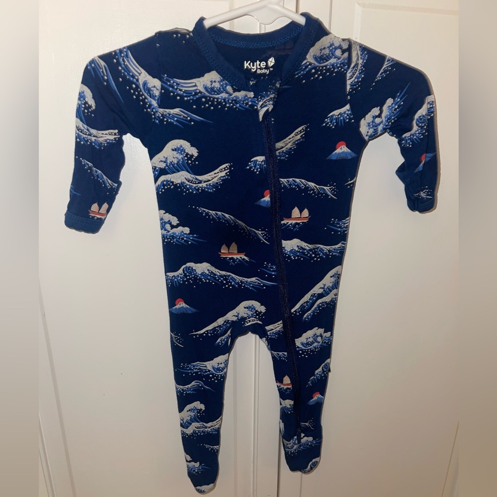 Kyte BABY zipper onesie